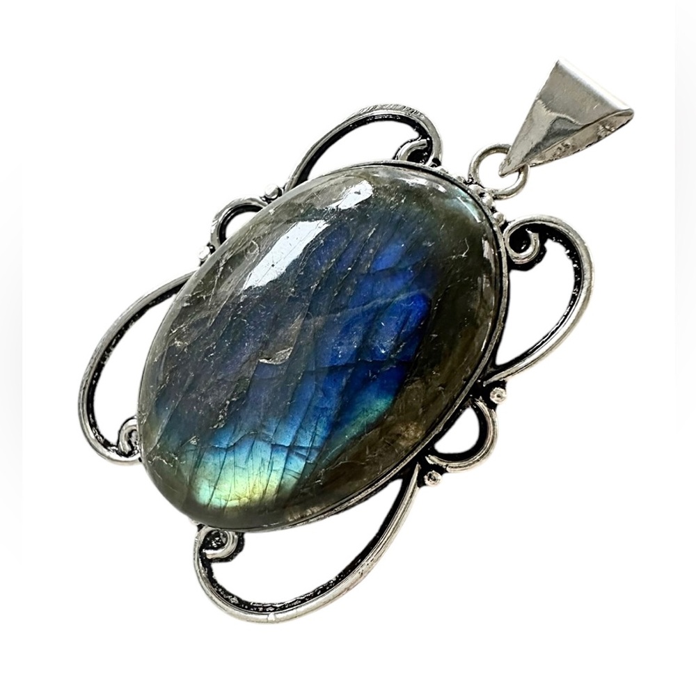 Flashy labradorite pendant